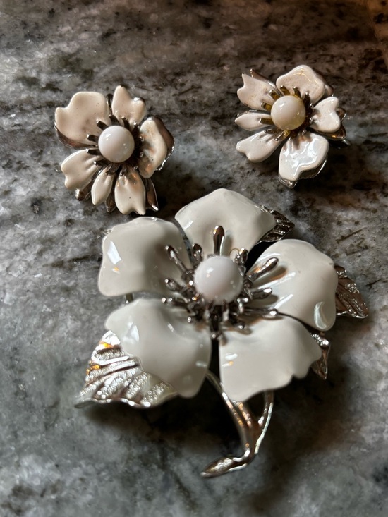 Sarah Coventry Jewelry - Sarah Coventry White Flower Brooch and clip earrings set with Silver-Tone Accent